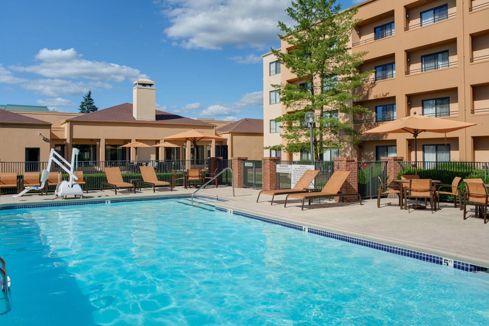 Courtyard By Marriott Louisville East Exterior photo