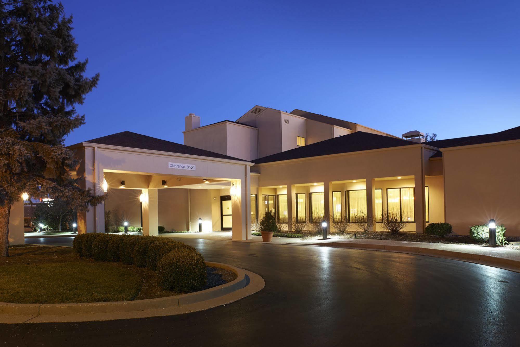 Courtyard By Marriott Louisville East Exterior photo